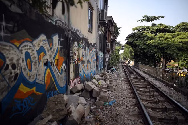 Những bức hình Graffiti được các bạn trẻ phóng tác dọc phố đường tàu.