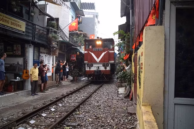 "Hung thần" bánh sắt: không ít vụ tai nạn đã xảy ra cướp đi sinh mạng của nhiều người nhưng có lẽ du khách vẫn thích cảm giác ngắm tàu đi qua mà quên đi sự nguy hiểm đang "lù lù" tiến tới
