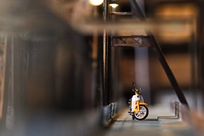 Mô hình xe máy siêu nhỏ được đặt trên cầu Long Biên siêu mini của anh Vỹ.