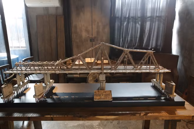 Dù chỉ là một nhịp cầu nhưng độ tỉ mỉ rất cao, anh Vỹ cho biết nếu làm hết cả chiếc cầu thì có lẽ sẽ có chiều dài bằng cả trường quay của anh.