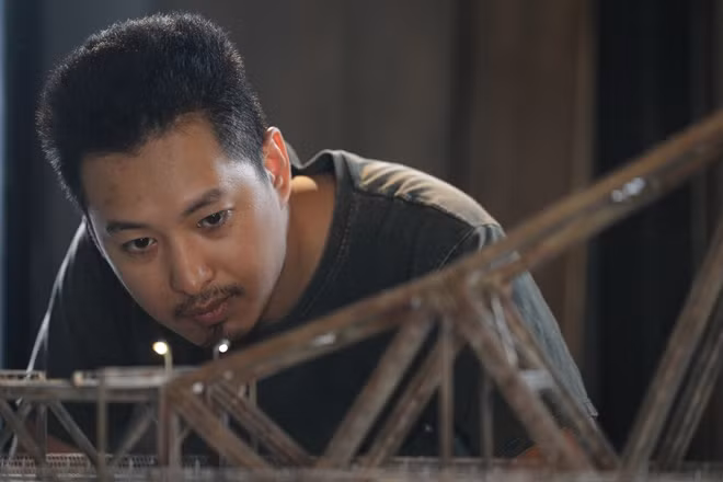 Anh Nguyễn Hồng Vỹ cũng chia sẻ thêm, sắp tới anh sẽ nghiên cứu làm thêm nước và khói dưới chân cầu mô phỏng lại cầu Long Biên trong một sớm mùa đông.