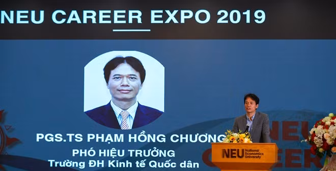 PGS.TS Phạm Hồng Chương, Phó Hiệu trưởng Nhà trường phát biểu tại lễ công bố