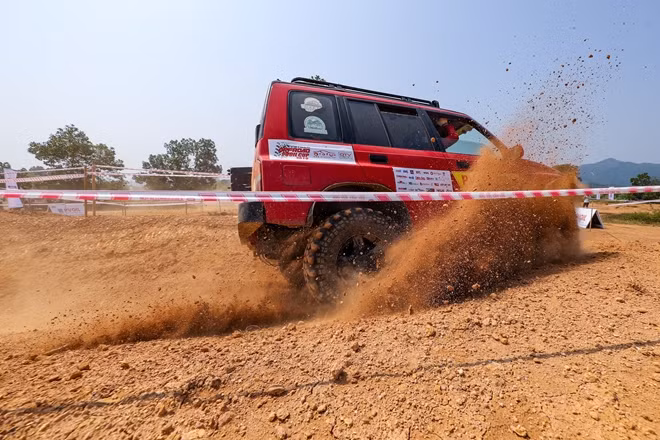 Đua Offroad là thể loại đua xe ô tô đã được "độ" trên địa hình khó nhiều dốc cao, cua gấp thử trình độ của các tay lái
