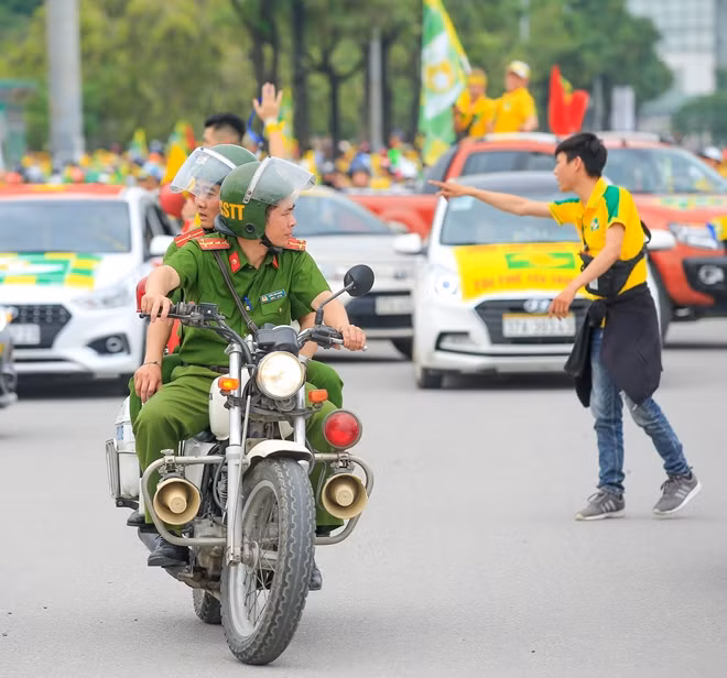 Công an đảm bảo trật tự để các cổ động viên có niềm vui trọn vẹn với bóng đá.