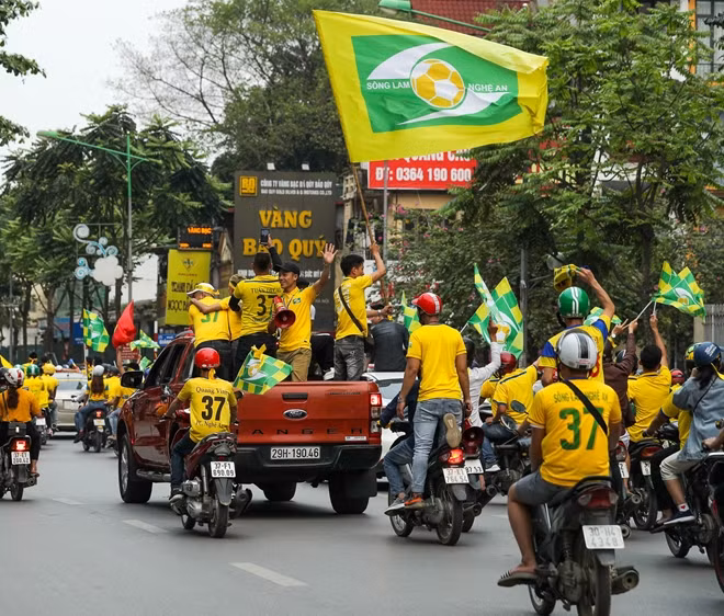 Đoàn diễu hành tại phố Nguyễn Thái Học