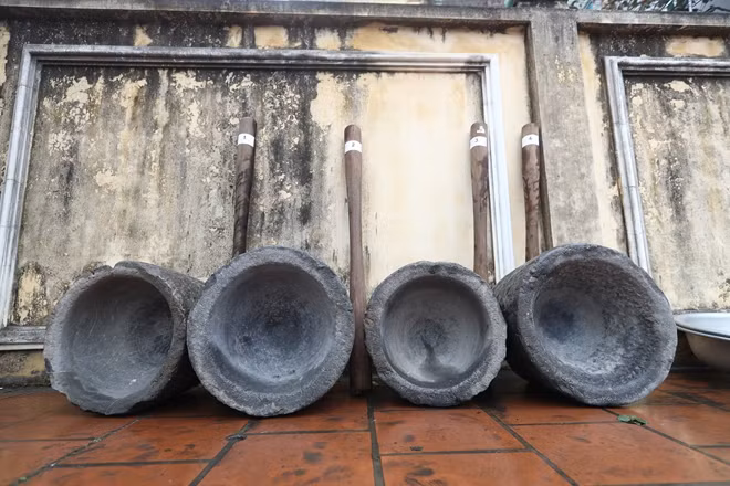 Tương truyền Hoa Dung công chúa, phu nhân của Phan Tây Nhạc tướng quân khi tham gia chiến đấu cùng chồng đã tổ chức hội thi cơm trong quân để chọn ra người có tài nấu cơm ngon nhất. Sau khi vợ chồng Tướng quân mất, dân làng tôn thờ làm Thành hoàng.