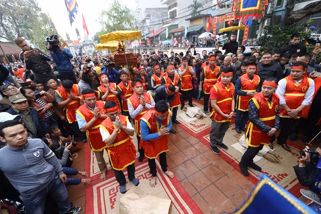 Hội thi kéo lửa thổi cơm là lễ hội dân gian đã có từ lâu đời tại làng Thị Cấm (xã Xuân Phương, Từ Liêm, Hà Nội) diễn ra hàng năm vào ngày mùng 8 tháng Giêng Âm lịch để tưởng nhớ công ơn Thành hoàng của làng là Phan Tây Nhạc.