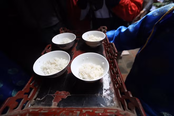Cơm chín sẽ được chia làm bốn bát con mang vào cúng thành Hoàng làng