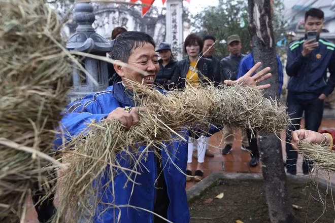 Hội thổi cơm thi có 3 phần chính là thi kéo lửa, thi chạy lấy nước và thi thổi cơm, giã thóc thành gạo. Đúng 11 giờ trưa, trai làng cường tráng kéo lửa thi thổi cơm. Những người tham gia lễ hội sẽ tết rơm thành bó để quanh chiếc cối đã được rửa sạch trước đó.