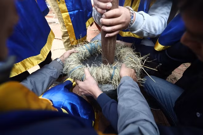 Thóc được giã thành gạo rồi nấu bằng bếp lửa