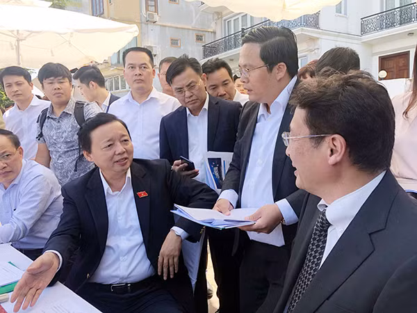 Bộ trưởng Trần Hồng Hà trao đổi với đại diện JVE.