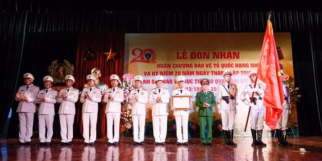 Trung tướng Phạm Quốc Cương, Tư lệnh Cảnh sát cơ động trao bằng khen của Bộ trưởng Bộ Công an cho các cá nhân, tập thể có thành tích xuất sắc trong công tác