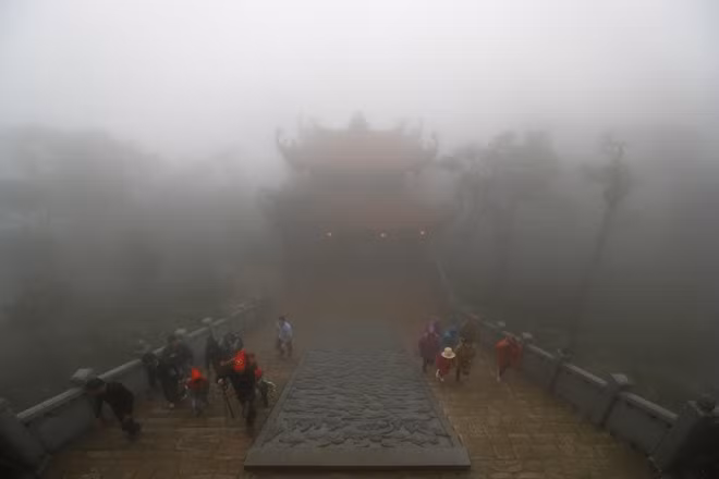Đường lên đền Thượng, từ đây du khách có thể đi tiếp tới chùa Đồng (thuộc khu di tích Yên Tử, Quảng Ninh), quãng đường chỉ khoảng gần 1km