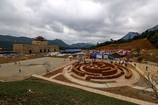 Đằng sau cổng vào chính là một số ki ốt bán thực phẩm, nước uống hoặc một số trò chơi dân gian và vòng tròn mê cung