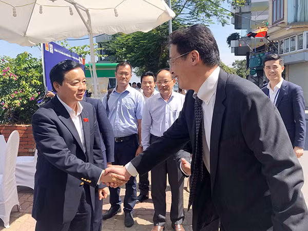Bộ trưởng Bộ Tài nguyên và Môi trường Trần Hồng Hà thị sát khu vực thí điểm xử lý nước bằng công nghệ Nano Bioreactor Nhật Bản ở hồ Tây.