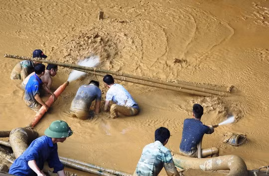 Lực lượng CNCH nỗ lực tìm kiếm hai nạn nhân. Lực lượng CNCH nỗ lực tìm kiếm hai nạn nhân.