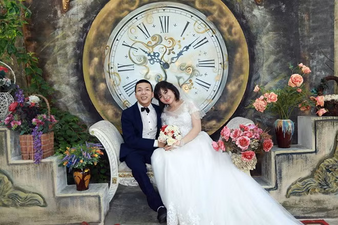 Ảnh cưới ngọt ngào của vợ chồng Tân “lì”.