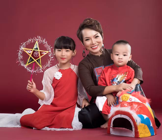 Thái Thùy Linh và các con. Thái Thùy Linh và các con.