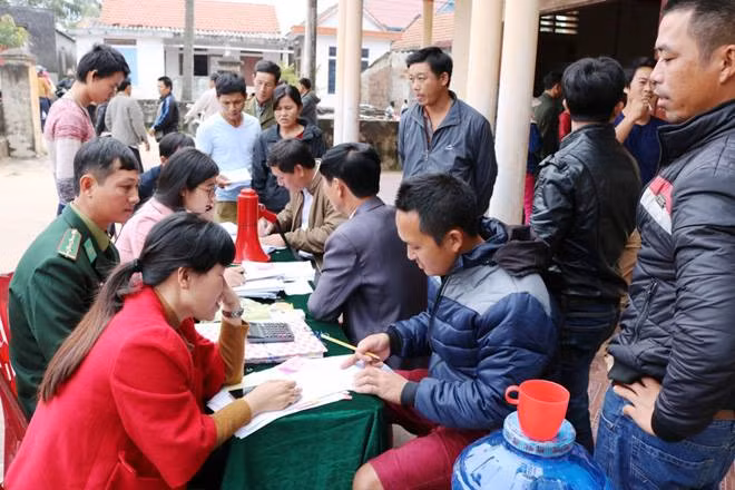 Ngư dân thôn Hà Thôn, xã Bảo Ninh, Đồng Hới, Quảng Bình làm thủ tục nhận tiền đền bù, hỗ trợ do sự cố môi trường biển.