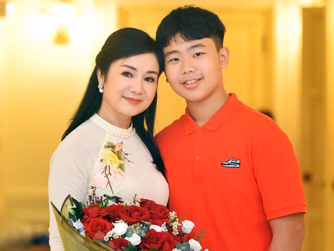 "Ðối với NSND Thu Hà, niềm vui không chỉ là cống hiến cho công chúng mà còn được nuôi dưỡng bằng mái ấm gia đình và tiếng cười của hai con trai".