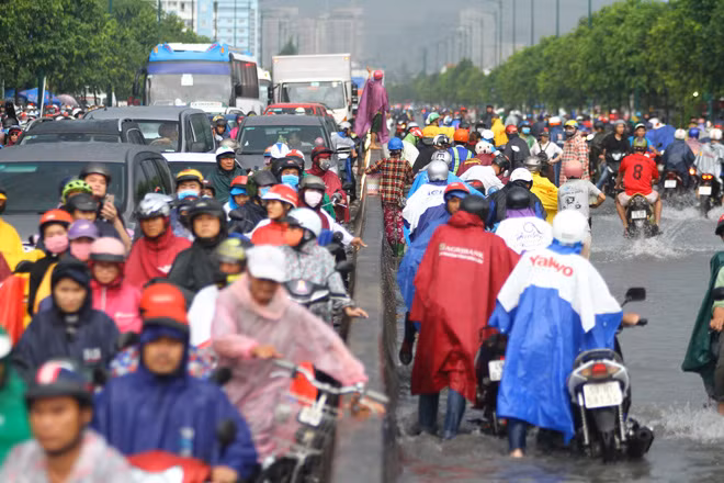 Chiều 17-7, cơn mưa lớn trên diện rộng kéo dài gần hai giờ khiến nhiều tuyến đường ở TP HCM chìm trong biển nước. Trong đó, khoảng 3 km đường Phạm Văn Đồng (đoạn giao đường Tô Ngọc Vân, quận Thủ Đức) bị ngập nặng.