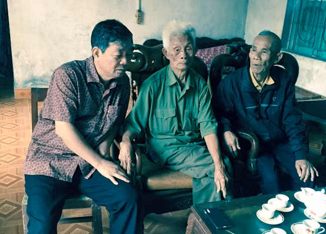 Ông Cù Tiện (giữa), nguyên Phó ban Chỉ huy Cảnh sát, Công an tỉnh Vĩnh Phú (cũ) xác nhận hung thủ vụ án đêm 23-7-1970 là Phùng Thanh Nhàn. Ông Cù Tiện (giữa), nguyên Phó ban Chỉ huy Cảnh sát, Công an tỉnh Vĩnh Phú (cũ) xác nhận hung thủ vụ án đêm 23-7-1970 là Phùng Thanh Nhàn.