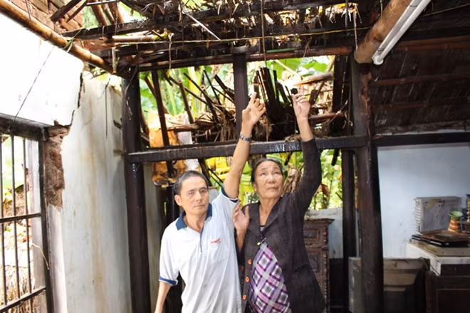 Căn nhà của ông Lê Văn Hải bị sập do mưa lũ.