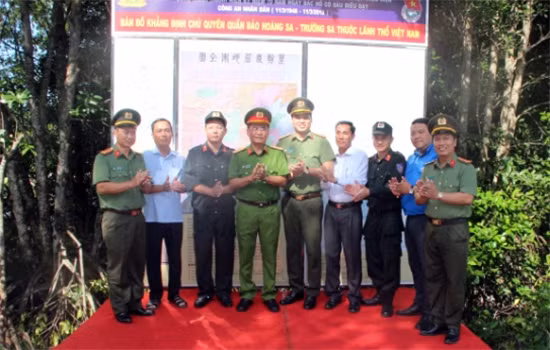 Các đại biểu dự lễ khánh thành công trình bản đồ chủ quyền biển đảo Việt Nam.