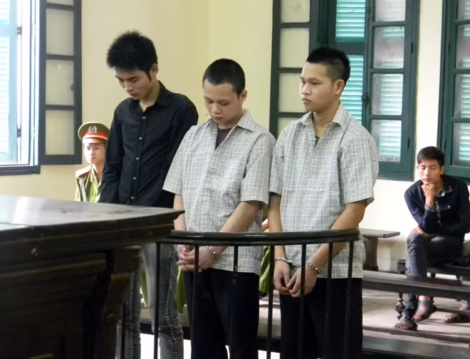 Một phiên tòa có nhiều bị cáo chưa thành niên. Một phiên tòa có nhiều bị cáo chưa thành niên.