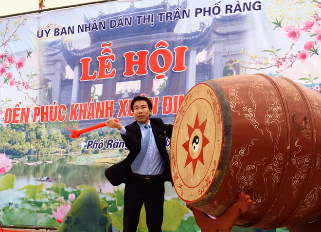 Lễ hội đền Phúc Khánh tưởng nhớ công lao của các Chúa Bầu (Vũ Văn Uyên, Vũ Công Mật) đã gìn giữ và xây dựng vùng đất Bảo Yên trong đời nhà Lê. Đền Phúc Khách – nơi thờ tự các Chúa Bầu đã được công nhận Di tích lịch sử cấp quốc gia. Tham dự lễ hội có lãnh đạo tỉnh Lào Cai, lãnh đạo huyện Bảo Yên cùng hàng ngàn du khách thập phương.