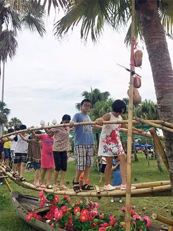 Trẻ em thích thú leo cầu khỉ tại Làng văn hóa - du lịch các dân tộc Việt Nam sáng 2-9.