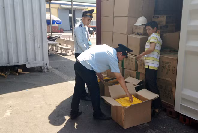 Lực lượng Hải quan kiểm tra một lô hàng tại kho.