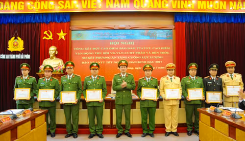 Khen thưởng các đơn vị xuất sắc.