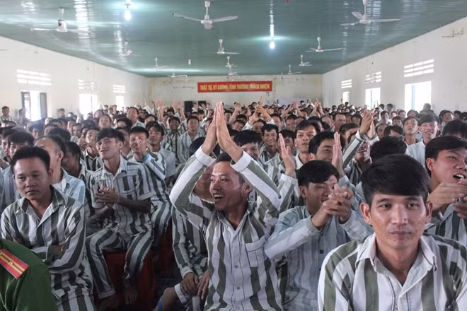 Các phạm nhân tại phân trại số 2 vui mừng theo dõi các tiết mục văn nghệ.