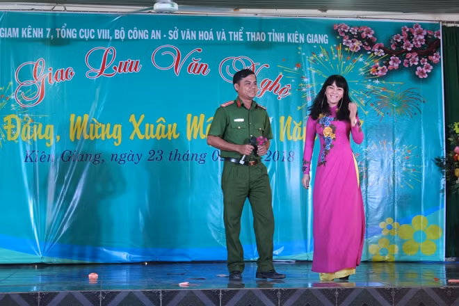 Cán bộ chiến sĩ Trại giam Kênh 7 hát giao lưu trong chương trình.