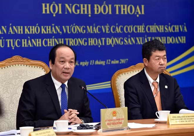 Bộ trưởng, Chủ nhiệm VPCP Mai Tiến Dũng trong một cuộc đối thoại với doanh nghiệp.