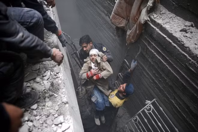 Người dân Syria sau những trận mưa bom bão đạn.