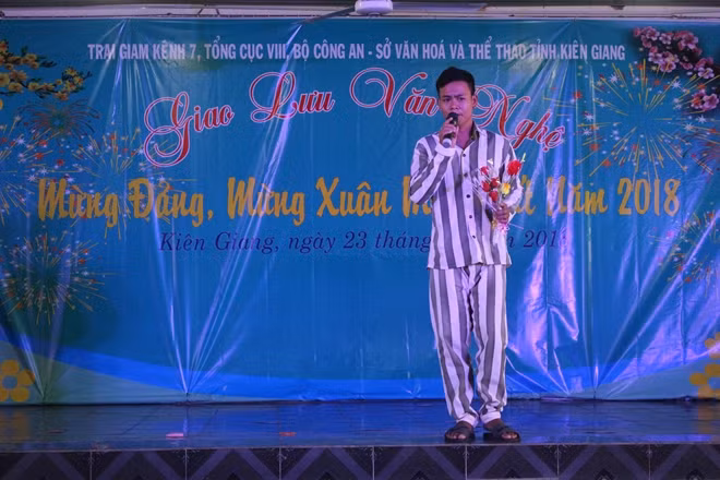 Phạm nhân tại phân trại số 2 hát giao lưu văn nghệ.