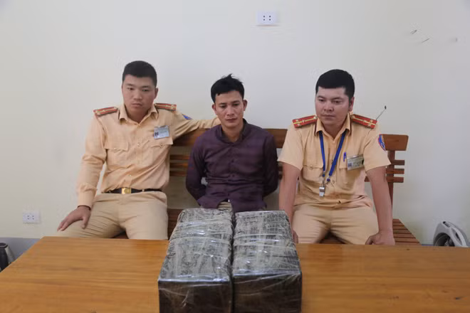 Thông qua công tác tuần tra kiểm soát giao thông, Trạm CSGT Diễn Châu đã phát hiện, bắt giữ 01 đối tượng mua bán trái phép 30 bánh Heroin. Ảnh: Đức Vũ