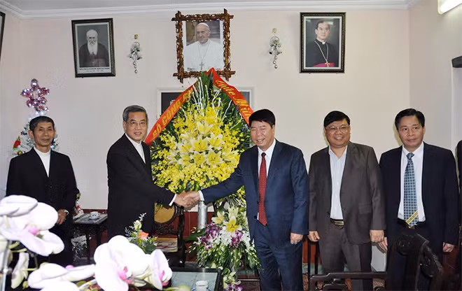 Thượng tướng Bùi Văn Nam chúc mừng nhân dịp Lễ Giáng sinh tại tòa giám mục Phát Diệm, huyện Kim Sơn, tỉnh Ninh Bình. Ảnh: Đức Thắng