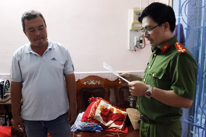 Cơ quan CSĐT Công an TP Cần Thơ đọc lệnh bắt tạm giam Đoàn Vũ Duy.