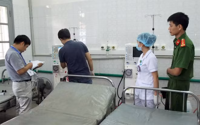 Tổ công tác đặc biệt Bộ Công an, Công an tỉnh Hòa Bình tiến hành thực nghiệm điều tra vụ án 8 người tử vong trong khi chạy thận tại Hòa Bình.