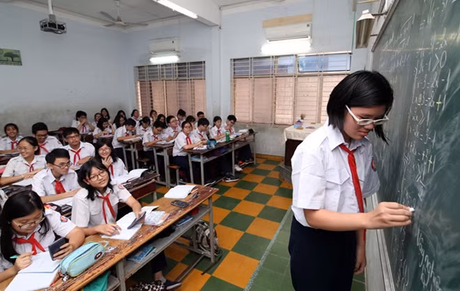 Học sinh lớp 9 tại TP Hồ Chí Minh trong giờ làm bài tập toán.