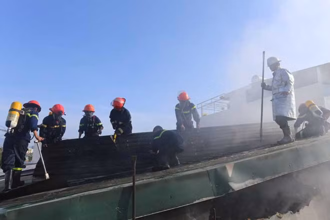 Công tác phá dở mái tôn để thoát khói gặp nhiều khó khăn do thiết kế chống trộm của siêu thị.