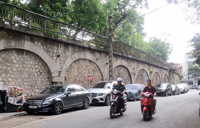 Nhiều người đồng tình với phương án đục thông vòm cầu đường sắt. Nhiều người đồng tình với phương án đục thông vòm cầu đường sắt.