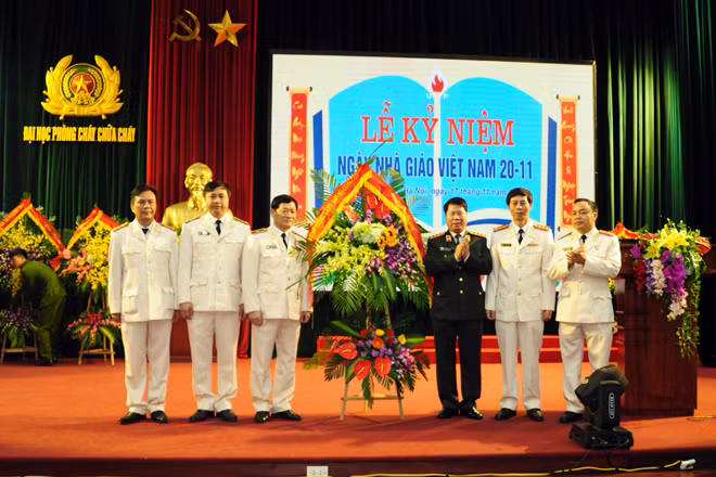 Thứ trưởng Bùi Văn Nam tặng hoa chúc mừng 20-11 cho Ban giám hiệu nhà trường. Thứ trưởng Bùi Văn Nam tặng hoa chúc mừng 20-11 cho Ban giám hiệu nhà trường.