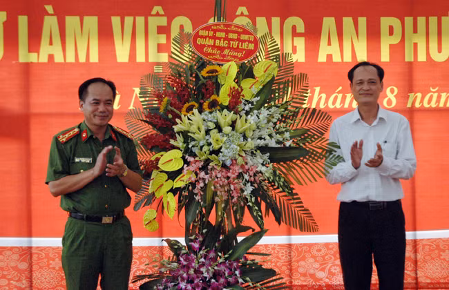 Đại tá Đoàn Ngọc Hùng trao hoa chúc mừng Công an quận Bắc Từ Liêm và Công an phường Cổ Nhuế 2 tại Lễ khánh thành. Đại tá Đoàn Ngọc Hùng trao hoa chúc mừng Công an quận Bắc Từ Liêm và Công an phường Cổ Nhuế 2 tại Lễ khánh thành.