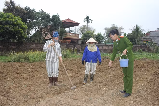 Thiếu úy Bàn Thị Huệ hướng dẫn phạm nhân lao động.