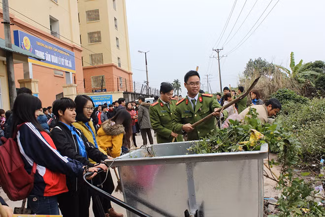 Cán bộ, chiến sĩ công an tham gia dọn vệ sinh môi trường.