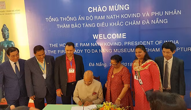 Lưu bút và lời chúc tốt đẹp của Tổng thống Ấn Độ Ram Nath Kovind tại sổ lưu niệm của bảo tàng Chăm – Đà Nẵng.